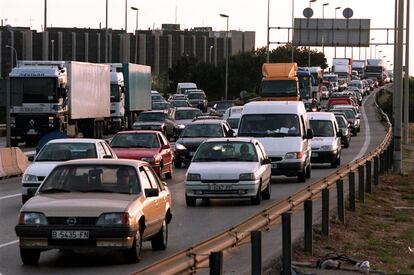 Vehicles a la ronda del Litoral de Barcelona als noranta.