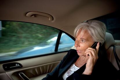 Christine Lagarde, al m&oacute;vil en su coche oficial, en 2009 en Par&iacute;s. 