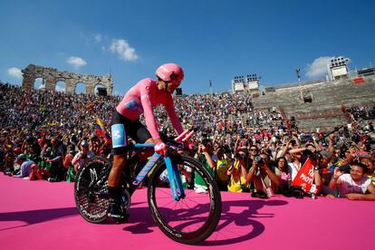 Richard Carapaz, tras pasar por meta en la última etapa del Giro.