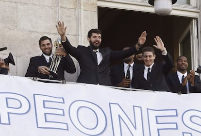 El jugador del Real Madrid Nikola Mirotic, saluda desde el balcón de la Real Casa de Correos de Madrid.