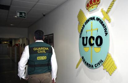 Un agente en los pasillos de la Unidad Central Operativa de la Guardia Civil, la UCO.