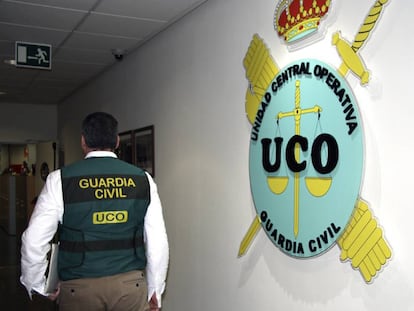 Un agente en los pasillos de la Unidad Central Operativa de la Guardia Civil, la UCO. 