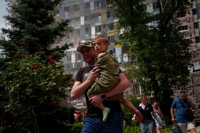 Un niño es evacuado del hospital infantil Okhmatdyt tras un ataque ruso, este lunes en Kiev. 