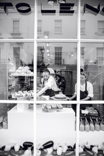 Parte del equipo que trabaja junto al chef británico-israelí, que regenta cuatro tiendas y dos restaurantes en Londres.