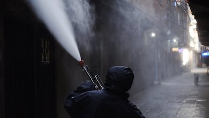 Un bombero en la Villa 1-11-14 se prepara para hacer las rondas de desinfección en el barrio. Su sede está al lado de la estación de gendarmería, la división del Ejército que entra en las zonas más “pesadas”, —peligrosas—.