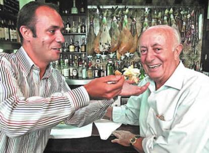 El restaurador Lucio Blazquez y su hijo Javier, fotografiados en el Restaurante 'Casa Lucio' en la Cava Baja de Madrid, en 2007.