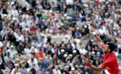 Djokovic sirve durante el partido contra Schwartzman.