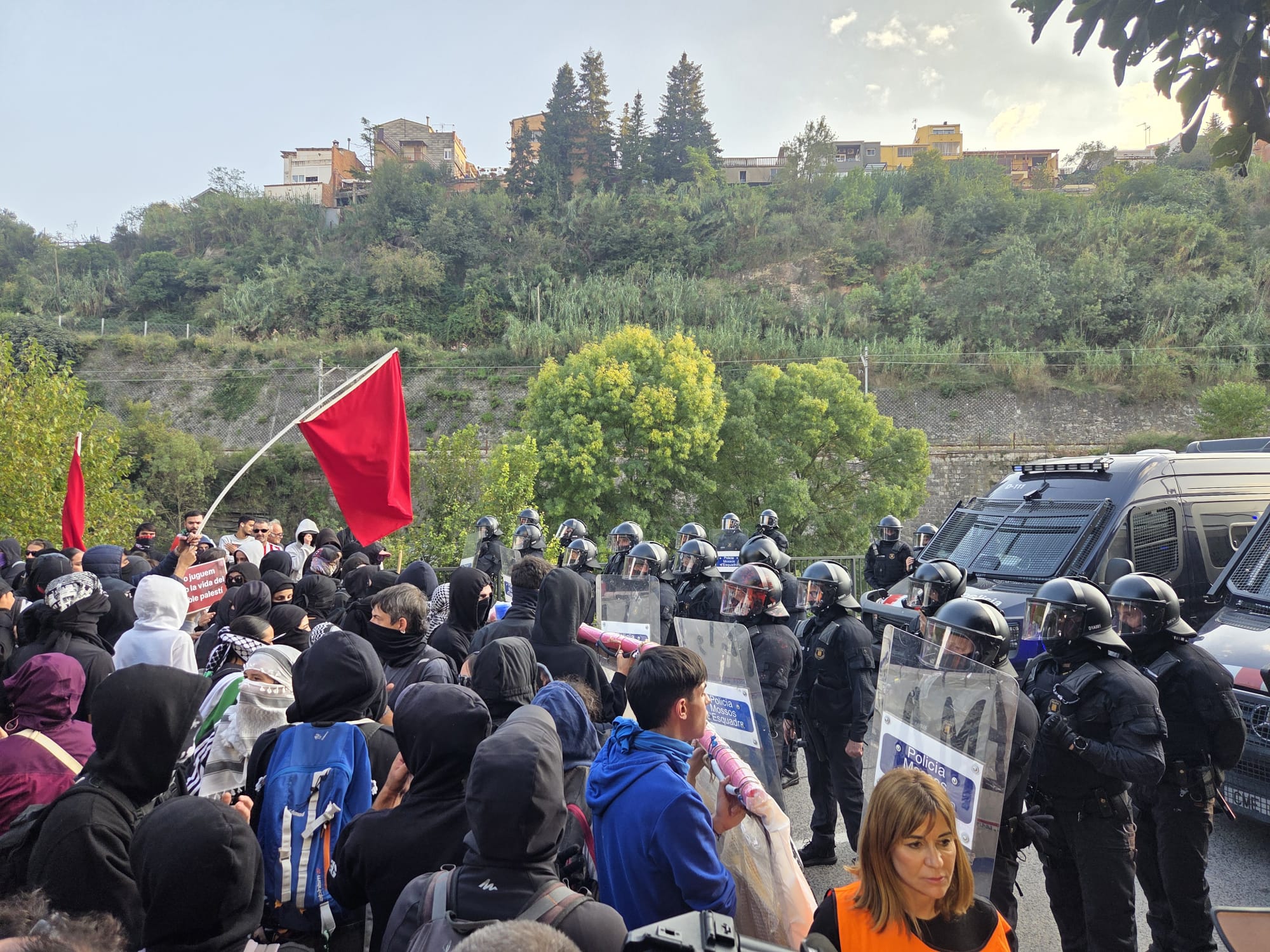 Manifestantes en Manresa protestan contra la celebración del partido contra el Hapoel Jerusalén.
