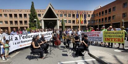 La Federaci&oacute;n de Centros de M&uacute;sica ha protestado esta ma&ntilde;ana por los impagos en la Consejer&iacute;a de Educaci&oacute;n.