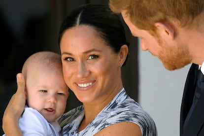 Enrique de Inglaterra y Meghan Markle con su hijo Archie en Sudáfrica, en septiembre de 2019.