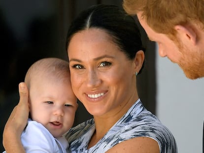 Enrique de Inglaterra y Meghan Markle con su hijo Archie en Sudáfrica, en septiembre de 2019.