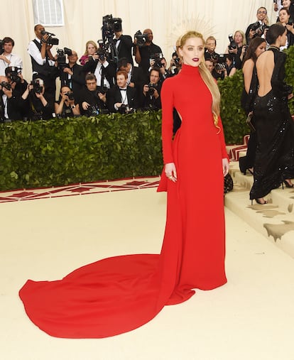 Amber Heard, muy favorecida con un vestido rojo con cola de Carolina Herrera.