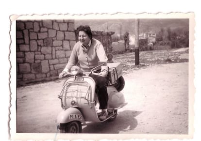 Gloria Fuertes, con su Vespa por Soto del Real (Madrid) en 1958.