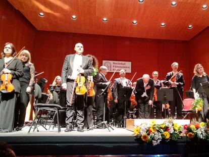 Zumalave, en el centro, con los integrantes de la Real Filharmonía, saludan al público tras el concierto en Ferrol.
