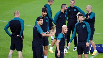 Suárez, Neymar y Piqué, junto a sus compañeros, en Moenchengladbach.