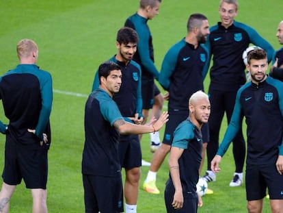 Su&aacute;rez, Neymar y Piqu&eacute;, junto a sus compa&ntilde;eros, en Moenchengladbach.