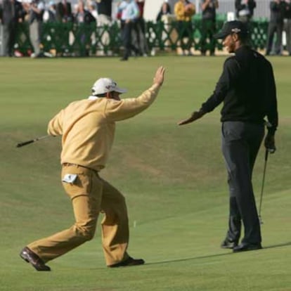 Olazábal celebra en el mismo hoyo 18 con gestos expresivos y con Tiger Woods su<i> eagle</i>.