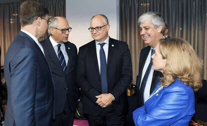 Valdis Dombrovskis, Edward Scicluna, Roberto Gualtieri, Mario Centeno y Nadia Calviño.