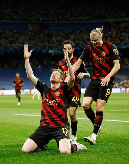 Kevin De Bruyne celebra el primer gol con sus compañeros Bernardo Silva y Erling Braut Haaland 