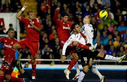 Víctor Ruiz y Mathieu luchan la pelota con Sergio Ramos ante la mirada de Pepe y Benzema.