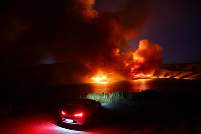 Estado de las llamas la semana pasada en el incendio que se originó en Chendrexa de Queixa a su llegada a la localidad de Vilariño de Coso, en Ourense.
