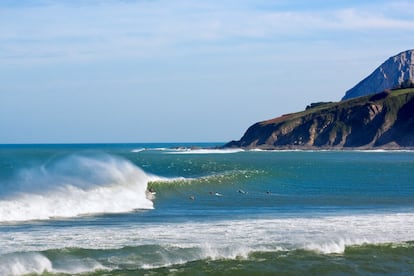 Mundaka, País Vasco. En la desembocadura de la ría de Urdaibai, en Bizkaia, surge la gran ola de nuestras playas, la más codiciada, que ocupa su propio lugar en el podio del top 10 mundial. Una izquierda tan larga como idílica, que en sus condiciones más exigentes puede presentar hasta cinco metros de altura y casi 500 metros de longitud. Solo es apta para aquellos que sepan leer bien las olas y, a pesar de ello, es muy capaz de meterte en un aprieto si te encuentras dentro de sus poderosos tubos por muy experto que seas. Es muy fácil que la piel del surfista se lleve un duradero recuerdo si no cae como es debido.  