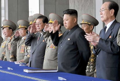 El ejecutado Jang (a la izquierda de traje) asiste junto a su sobrino, el líder Kim, a un desfile el pasado 9 de septiembre en Pyongyang.