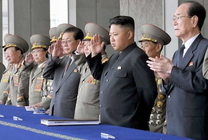 El ejecutado Jang (a la izquierda de traje) asiste junto a su sobrino, el l&iacute;der Kim, a un desfile el pasado 9 de septiembre en Pyongyang.