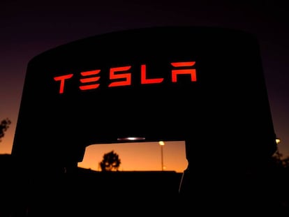 Supercargador de coches eléctricos de la compañía Tesla en una estación de servicio en Santa Clarita, California.