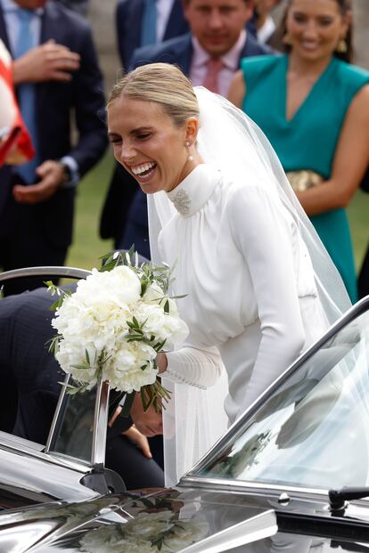 La novia, Lucía Bárcena, con vestido de Jorge Acuña y pendientes de Suárez.