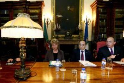 La comisaria europea de Justicia, Viviane Reding, habla con los medios durante su reunión con los directivos de la Asociación Comercial de Oporto, Portugal hoy, miércoles 20 de febrero de 2013.