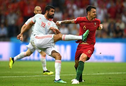 El delantero español Diego Costa dispara a puerta durante el partido del grupo B Portugal - España.