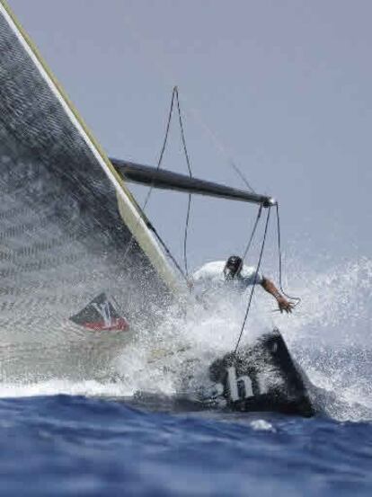 El Alinghi en su última regata frente al Team New Zealand