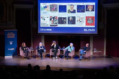 Los columnistas de 'Ideas' —desde la izquierda, Nuria Labari, Joaquín Estefanía, Soledad Gallego-Díaz y Íñigo Domínguez— junto a Joseba Elola (en el centro), responsable del suplemento, en el acto de celebración de su número 500.