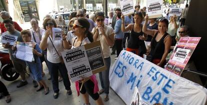 <b>Cacerolada contra Bankia</b>. Varias decenas de personas han protestado esta mañana frente a la sede de Bankia en Valencia contra las participaciones preferentes, un producto bancario complejo, con carteles que decían "Contra los abusos de la banca" y con silbatos. El 15-M y otros colectivos han propuesto dirigir parte de sus quejas contra los bancos.