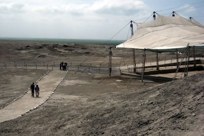 La Huaca Cao Viejo, donde se desenterró el fardo funerario de la primera gobernante de América, la Señora de Cao, ha sido, es y seguirá siendo (parece) objetivo de los 'huaqueros' (saqueadores). El servicio de vigilantes de seguridad que patrulla por las instalaciones día y noche, recortada al hombro,  evita que el expolio de los furtivos, alentados por el mercado negro, siga haciendo mella. Viven acuartelados en el recinto, explica uno de ellos. Quedan, seguramente, tesoros arqueológicos por descubrir.