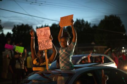 Dos niñas se manifiestan por las calles de Ferguson