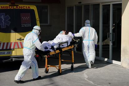 Sanitarios entrando con un enfermo en el hospital 12 de Octubre de Madrid, el 19 de enero.