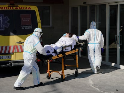 Sanitarios entrando con un enfermo en el hospital 12 de Octubre de Madrid, el 19 de enero.