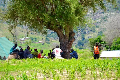 Hombres de Gossi, contempla desde la altura la parte del pueblo y las colinas donde habitan los miembros del Boko Haram.