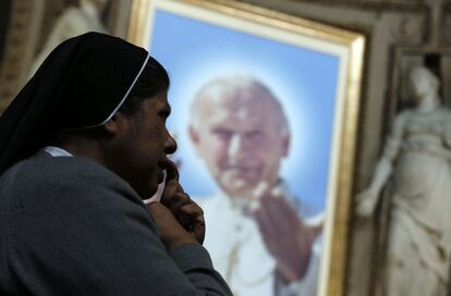 Una monja reza ante una imagen del papa Juan Pablo II en el interior de la iglesia del St. Sprit en Sassia, Roma.