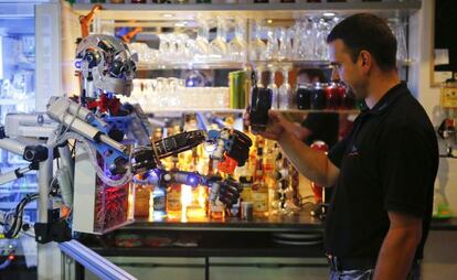 Un robot barman prepara las bebidas en Alemania.