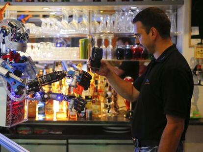 Un robot barman prepara las bebidas en Alemania.