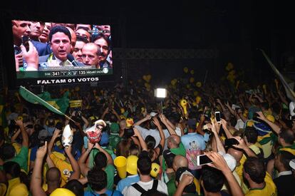 Manifestantes pelo impeachment assistem à votação.