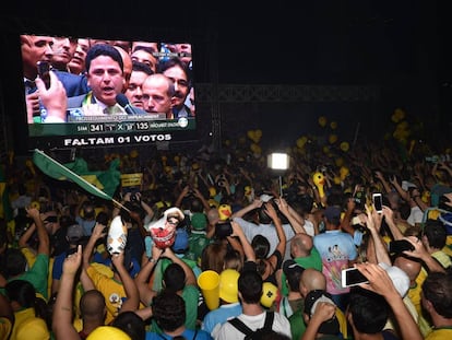 Manifestantes pelo impeachment assistem à votação.