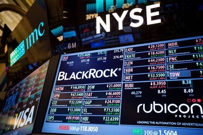 Panel con la cotizaci&oacute;n de BlackRock en la Bolsa de Nueva York