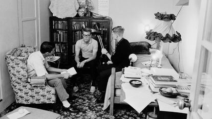 El estudiante Bruce McAllister toma notas mientras Randy Gardner (con gafas) cierra sus ojos en presencia de otro estudiante, San Diego (California, EE UU) en 1964.
