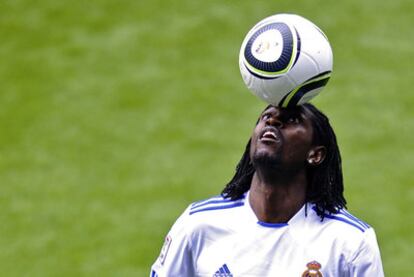 Adebayor, ayer durante su presentación en el Bernabéu.