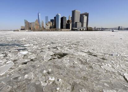 Fotografía del Bajo Manhattan realizada desde el ferry de Staten Island. El hielo acumulado en los últimos días interrumpió este martes el transporte de pasajeros desde la isla a Manhattan, Queens y Brooklyn.