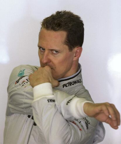 Michael Schumacher realiza estiramientos durante una sesión de entrenamientos